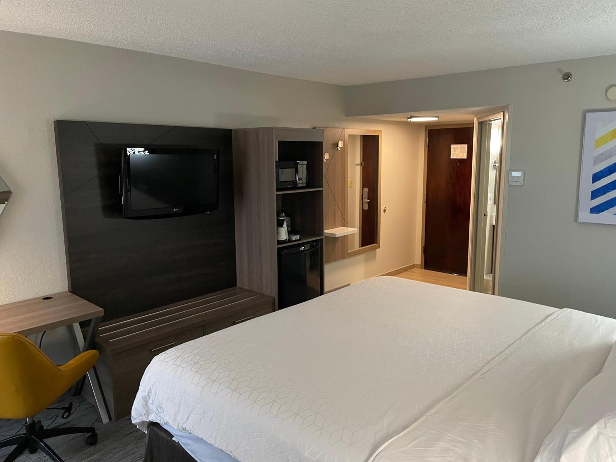 Holiday Inn Express Burlington By Ihg Exterior photo