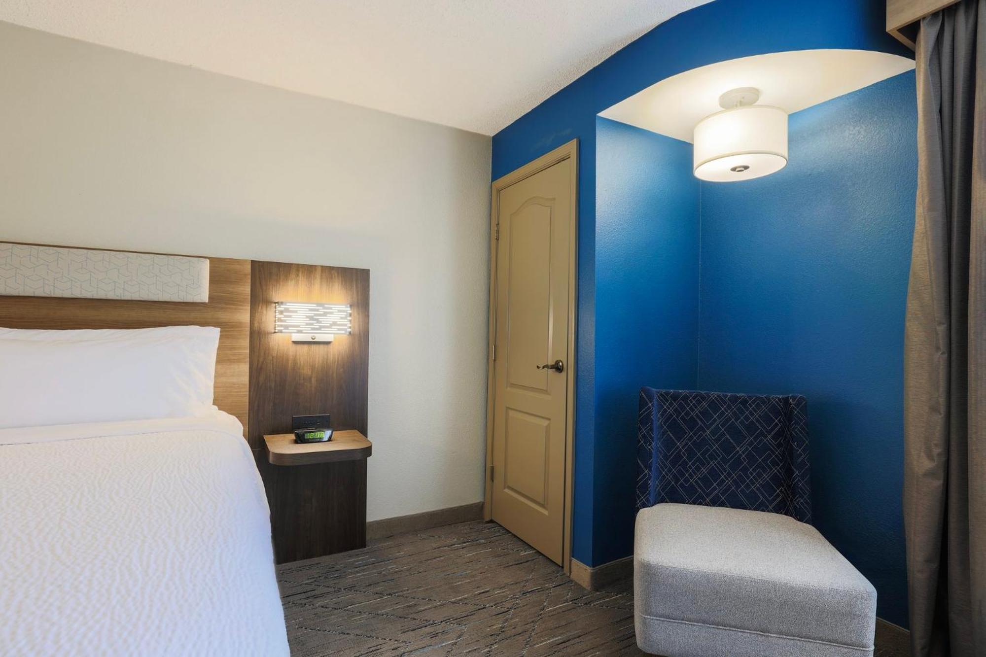 Holiday Inn Express Burlington By Ihg Exterior photo