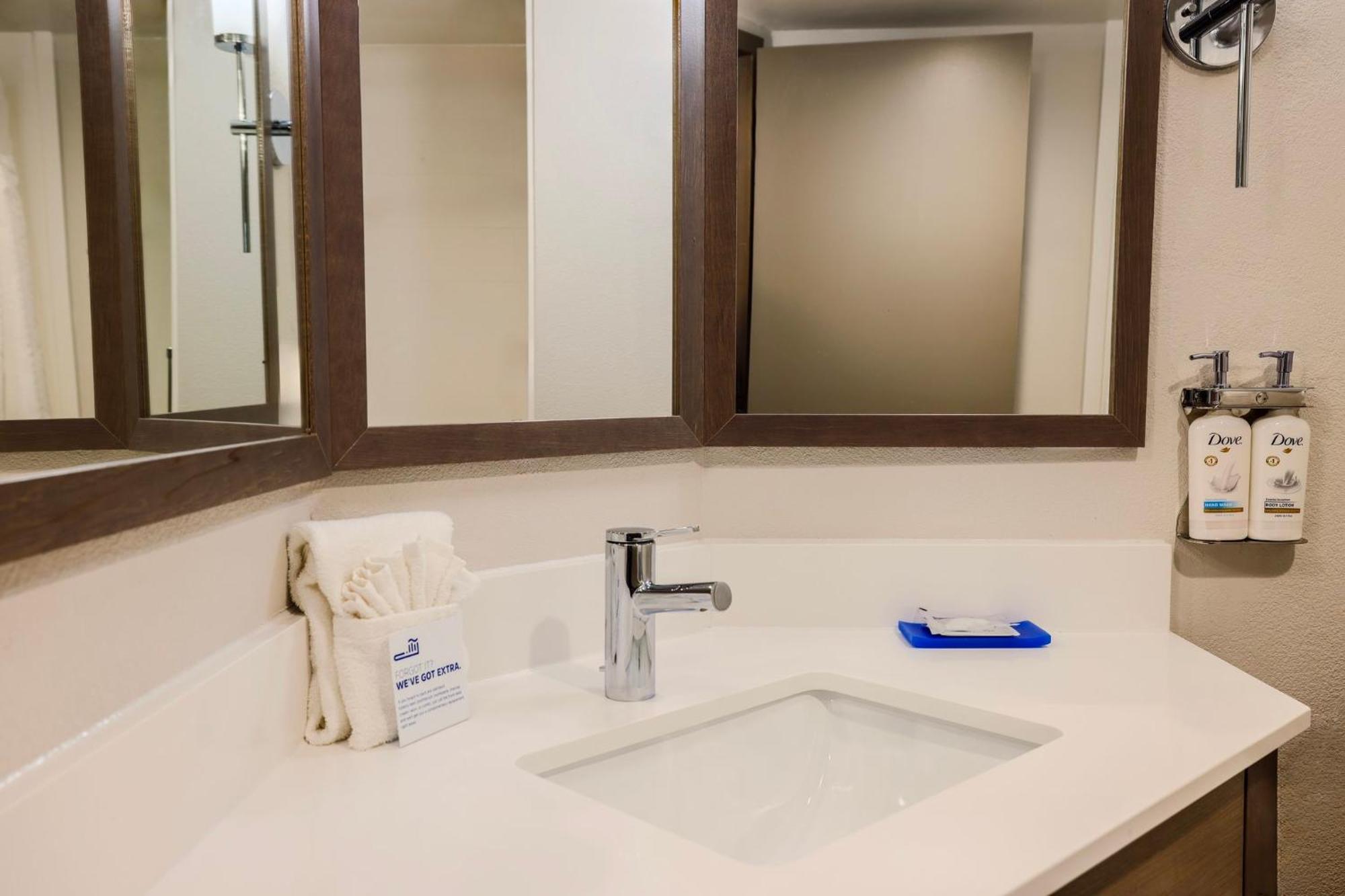 Holiday Inn Express Burlington By Ihg Exterior photo
