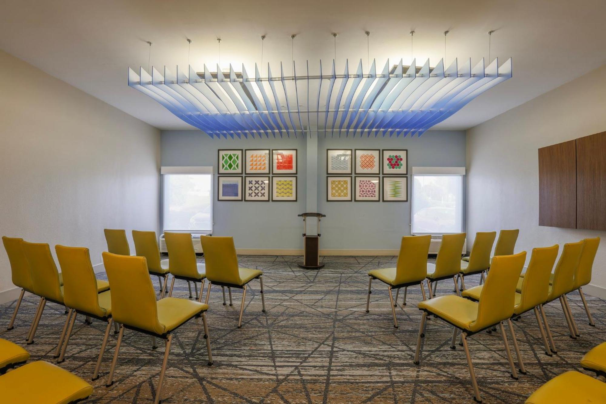 Holiday Inn Express Burlington By Ihg Exterior photo