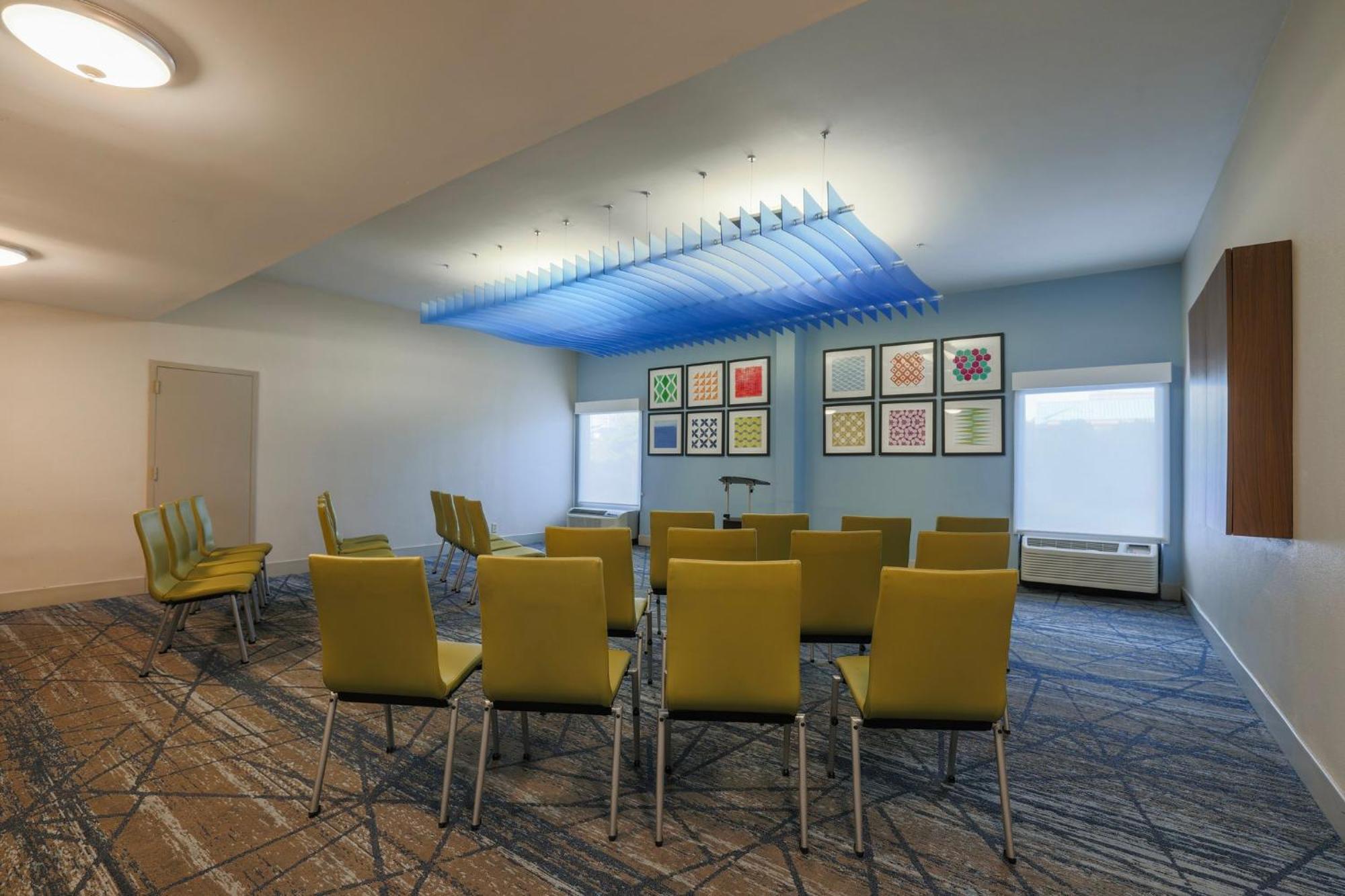 Holiday Inn Express Burlington By Ihg Exterior photo