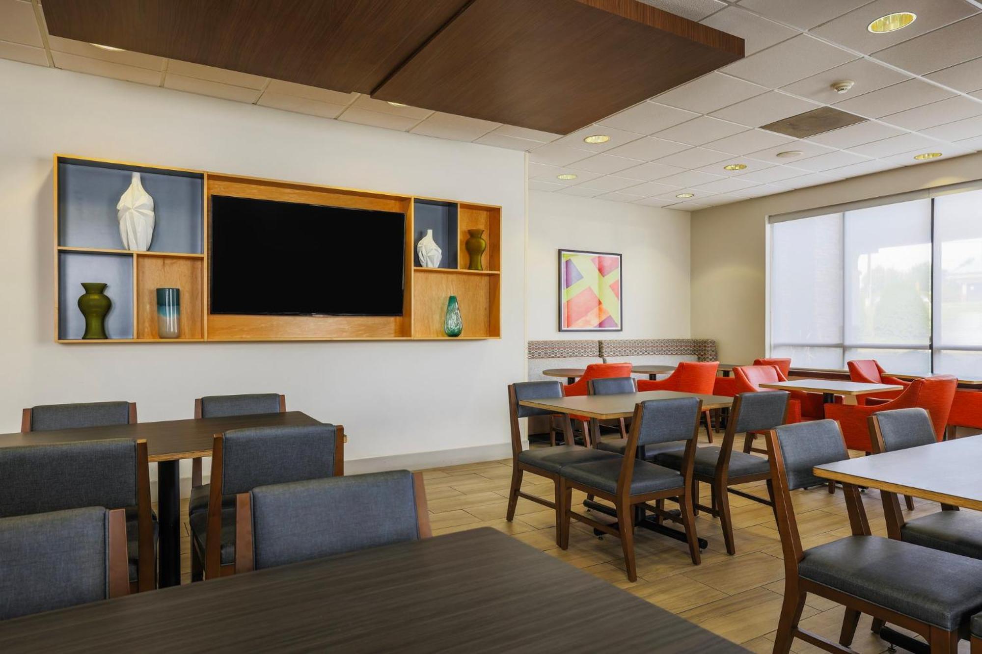 Holiday Inn Express Burlington By Ihg Exterior photo