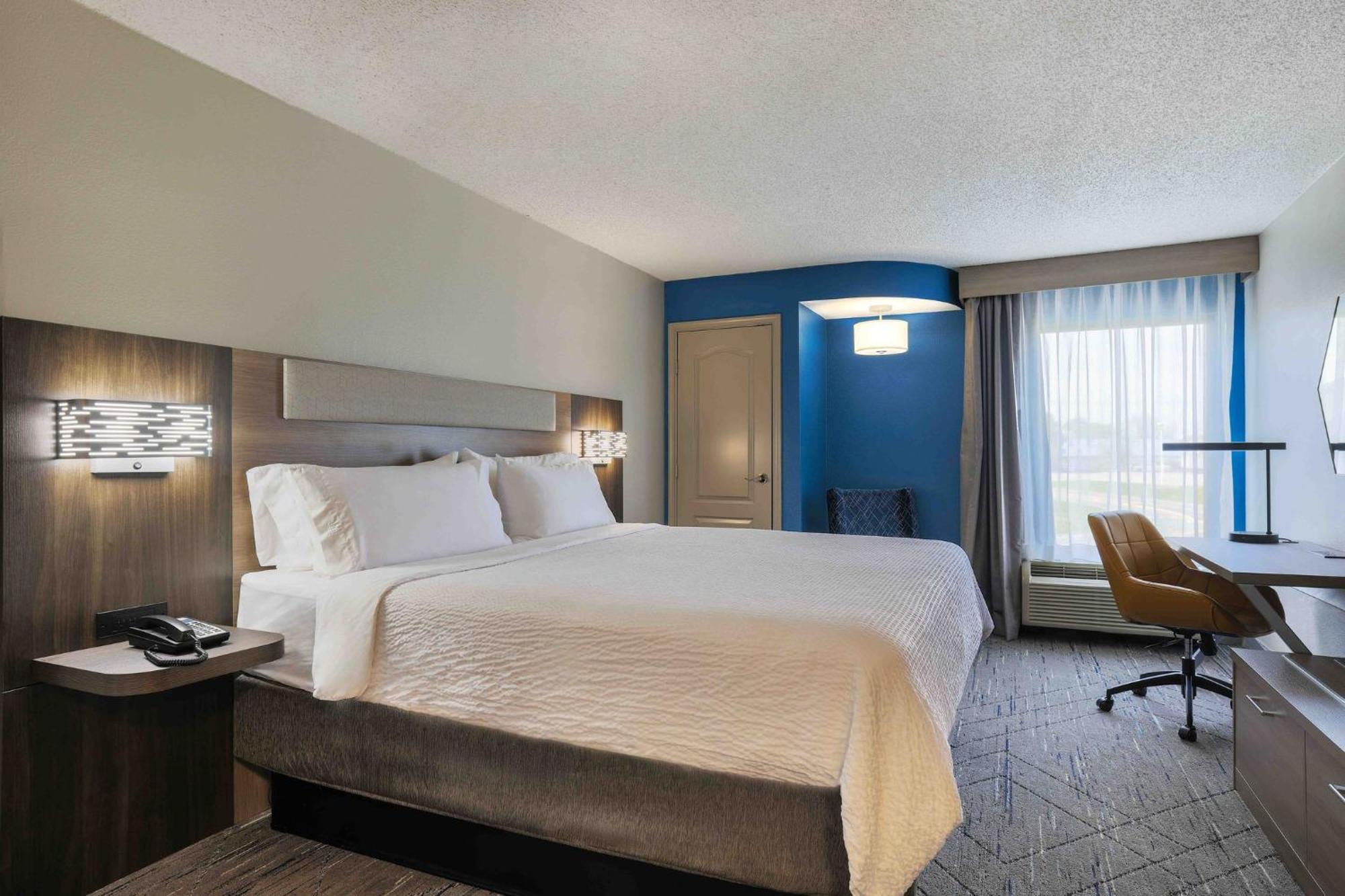Holiday Inn Express Burlington By Ihg Exterior photo