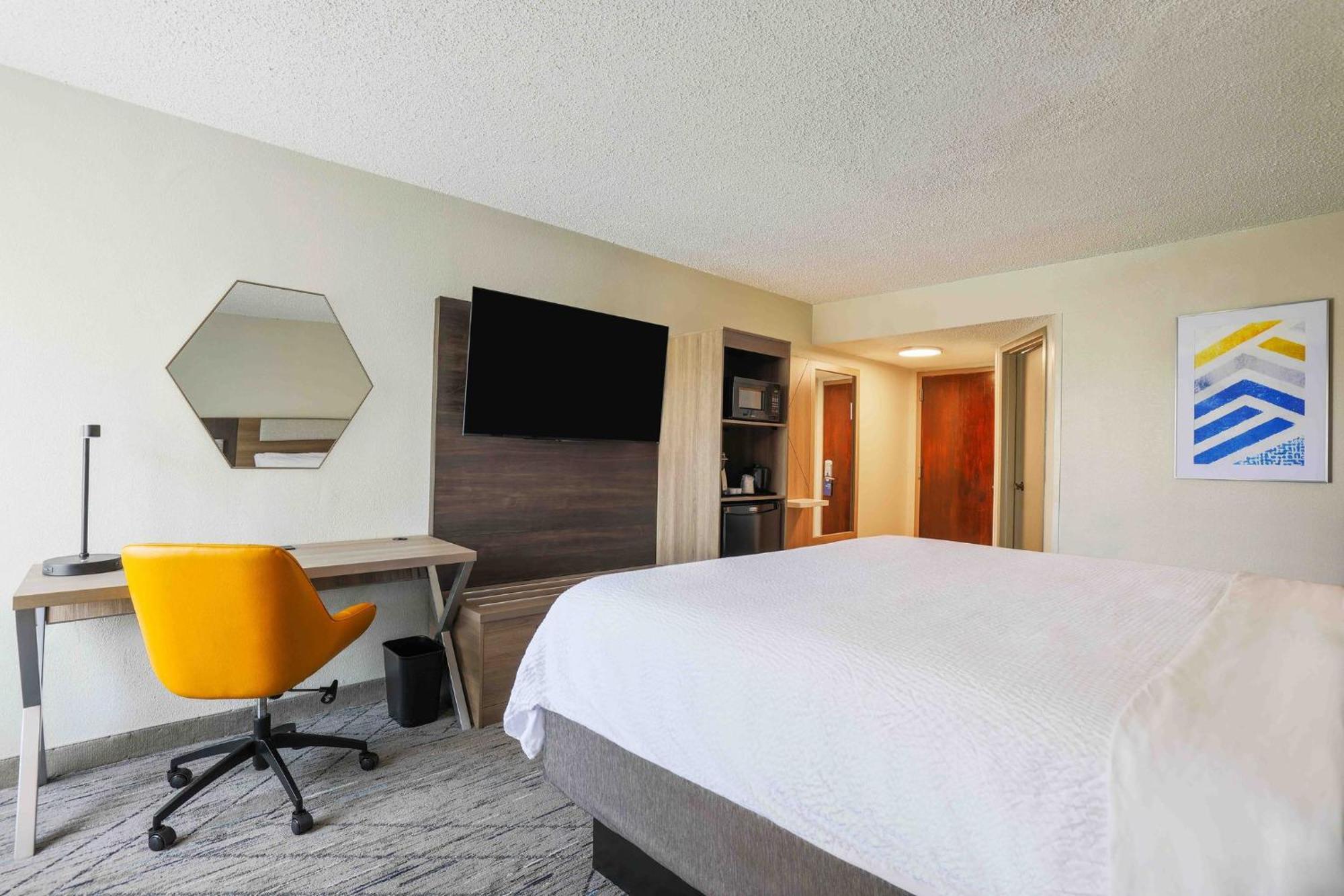 Holiday Inn Express Burlington By Ihg Exterior photo