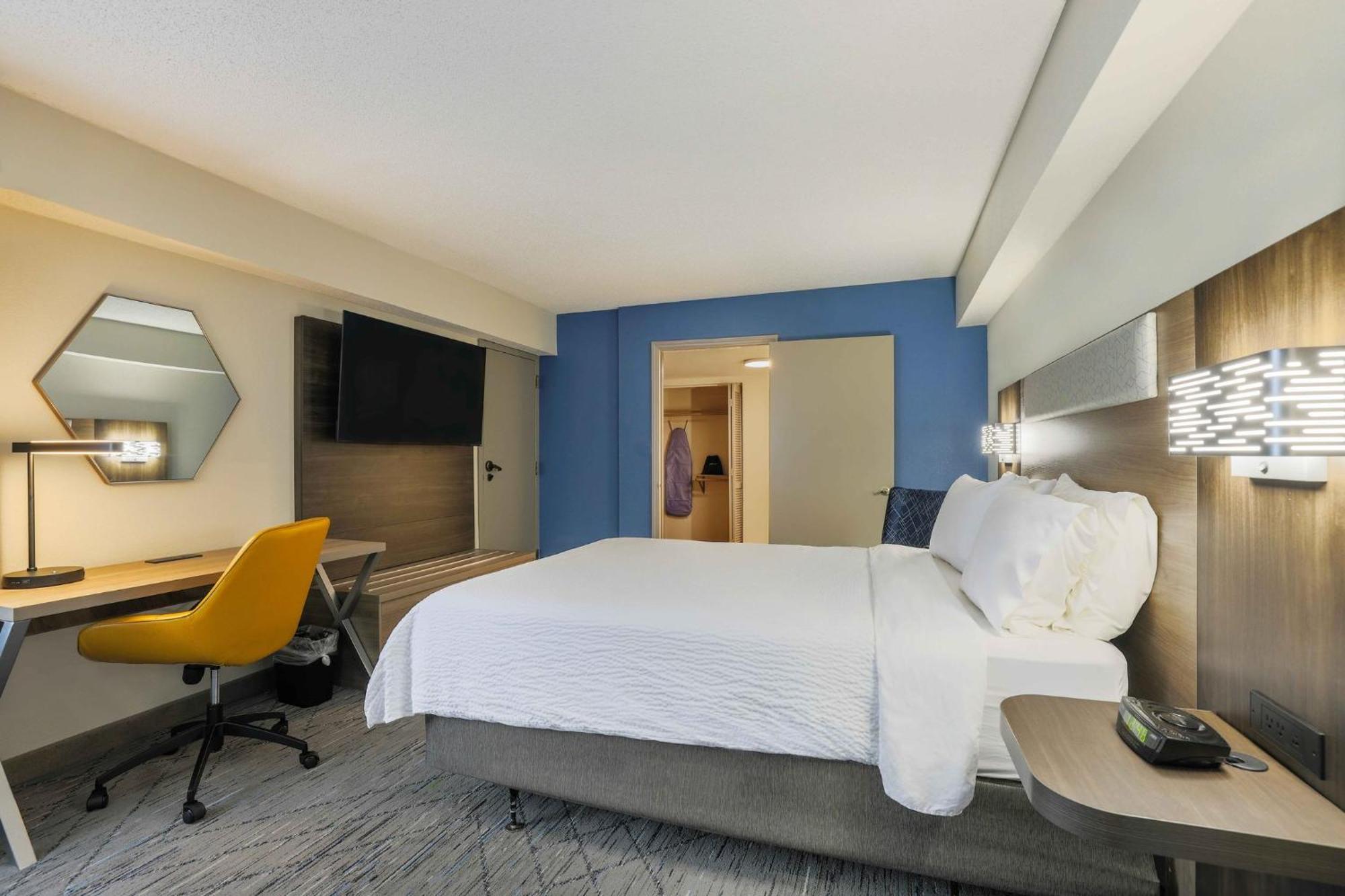 Holiday Inn Express Burlington By Ihg Exterior photo