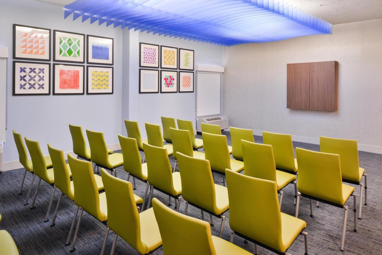 Holiday Inn Express Burlington By Ihg Exterior photo