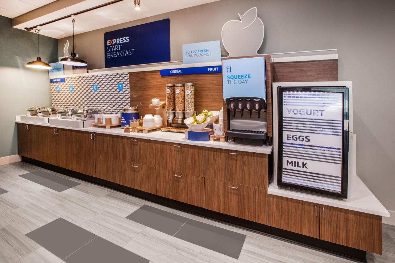 Holiday Inn Express Burlington By Ihg Exterior photo