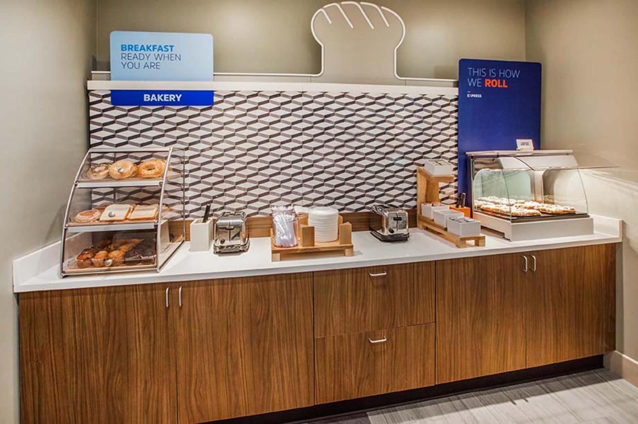 Holiday Inn Express Burlington By Ihg Exterior photo